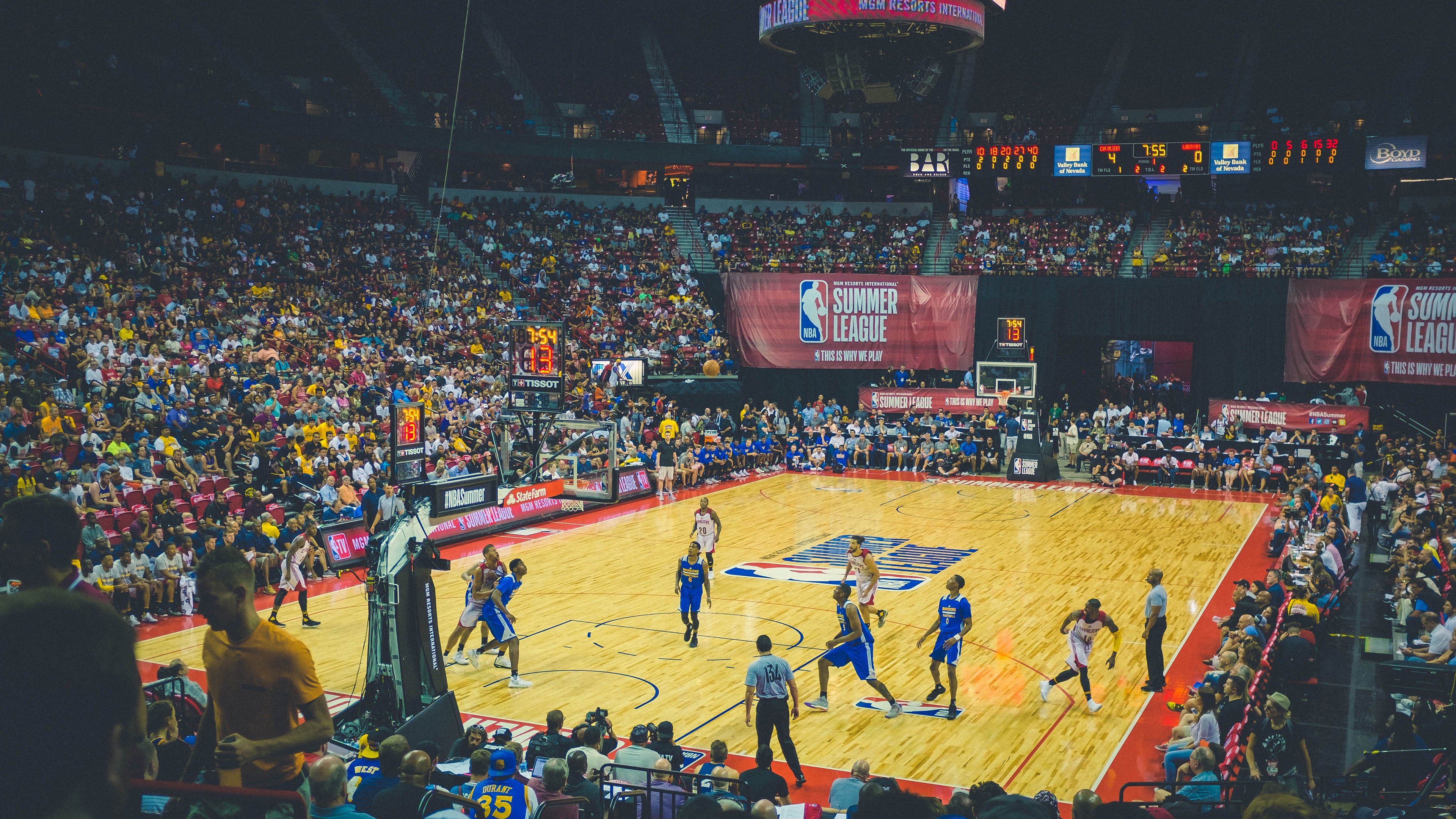 九游网页版官网入口-电竞主持的魅力：控场能力与互动技巧，电竞主持人有哪些看法